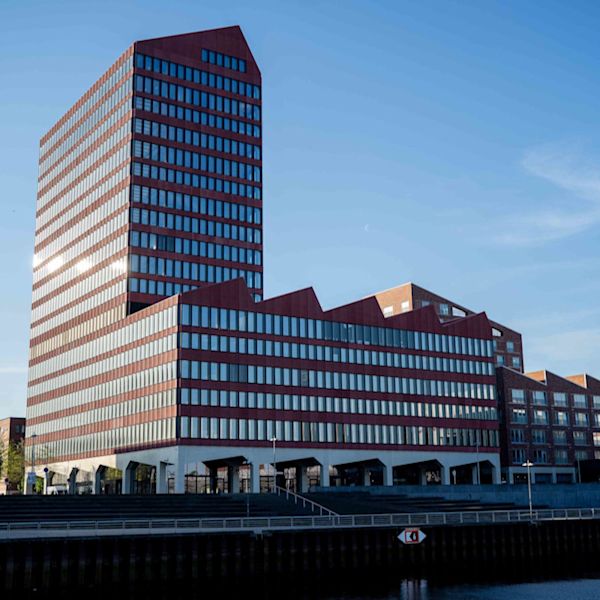 Viver e trabalhar na cidade – com uma vista soberba sobre a água: o controlo de acessos seguro alia-se ao design urbano moderno