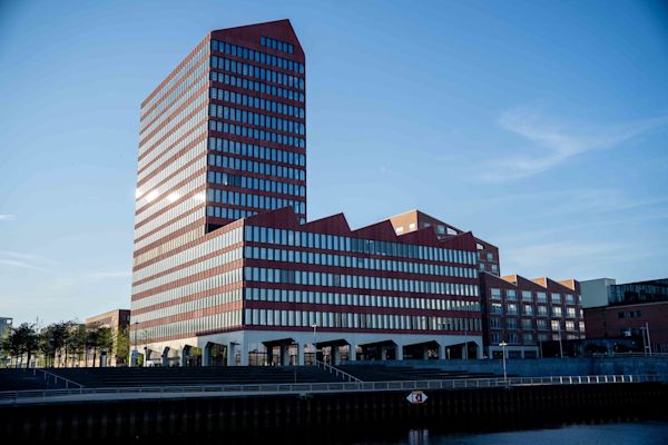 Urban living and working – with a superb view of the water: Secure access control meets modern urban design