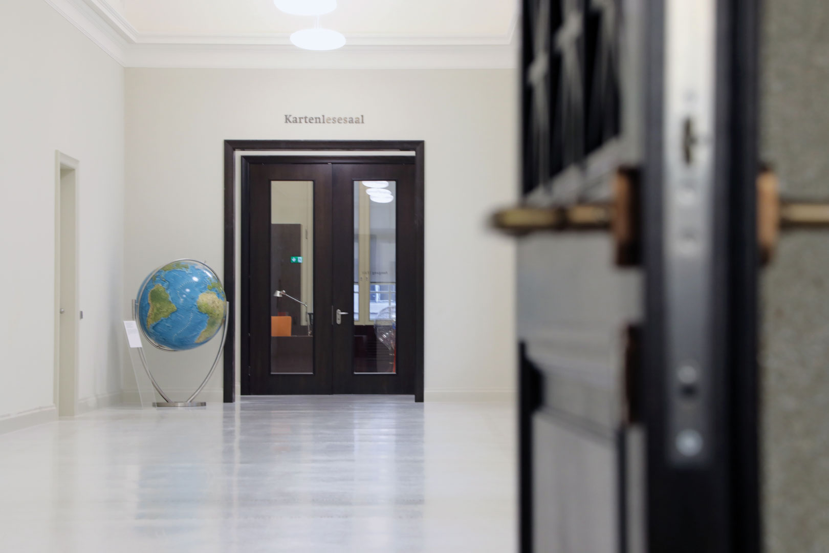 KartenLesesaal Weltkugel Stabi Atanassow 12-20 231