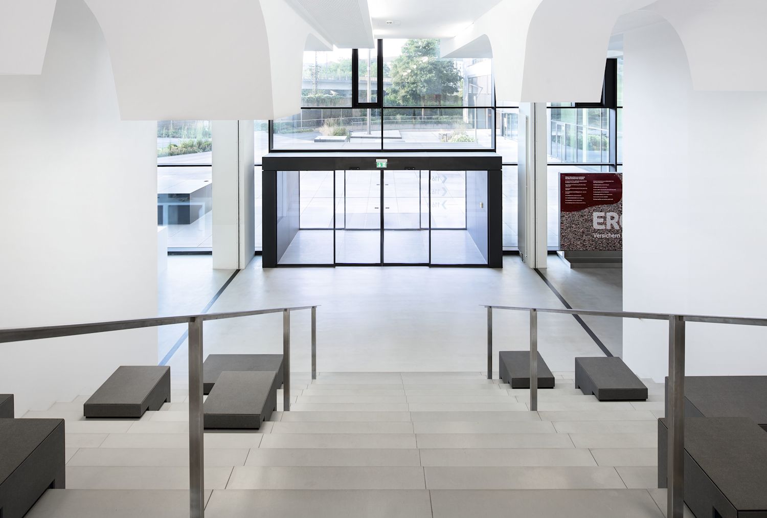Automatic sliding door