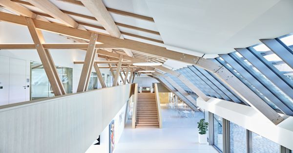 La arquitectura de planta abierta se combina con el acceso inteligente y los prácticos registros de tiempo y asistencia