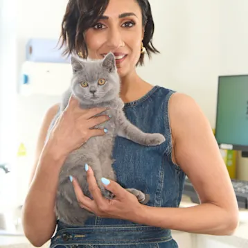 Anita Rani at an ivc vets with a kitten