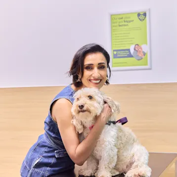 Anita Rani at an ivc vets with a dog