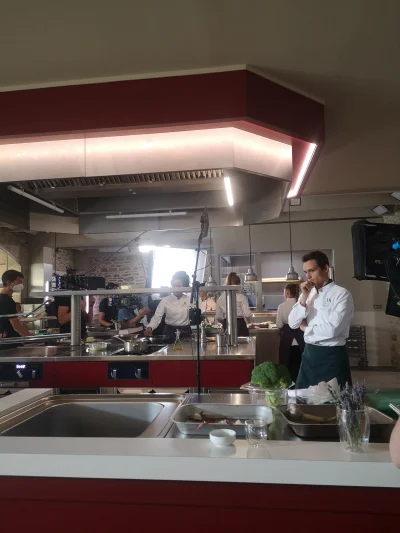 Backstage en cuisine et coaching d'acteurs pour la série