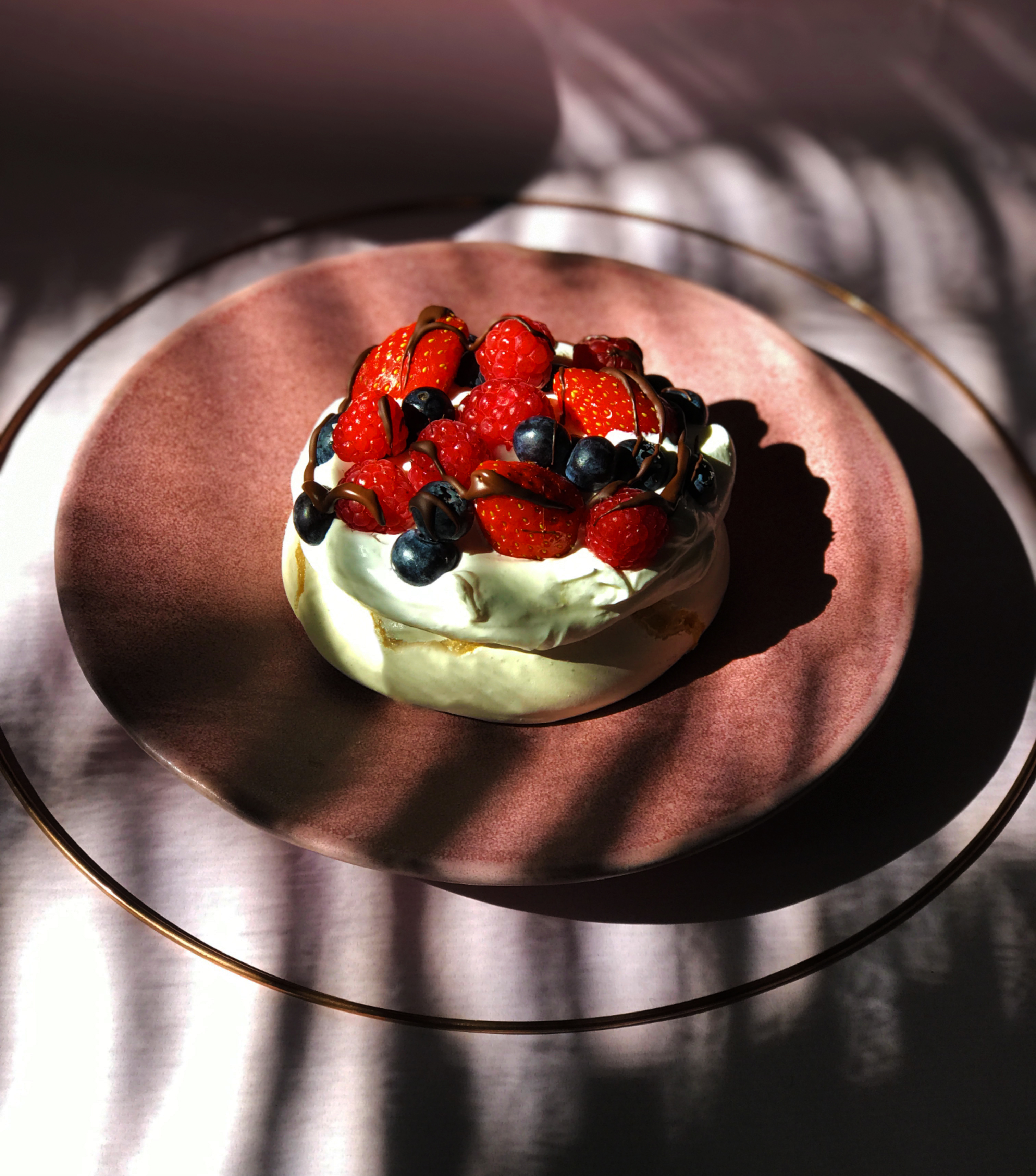 Recette-Pavlova-fruitsrouges-SocialFoodMedia2