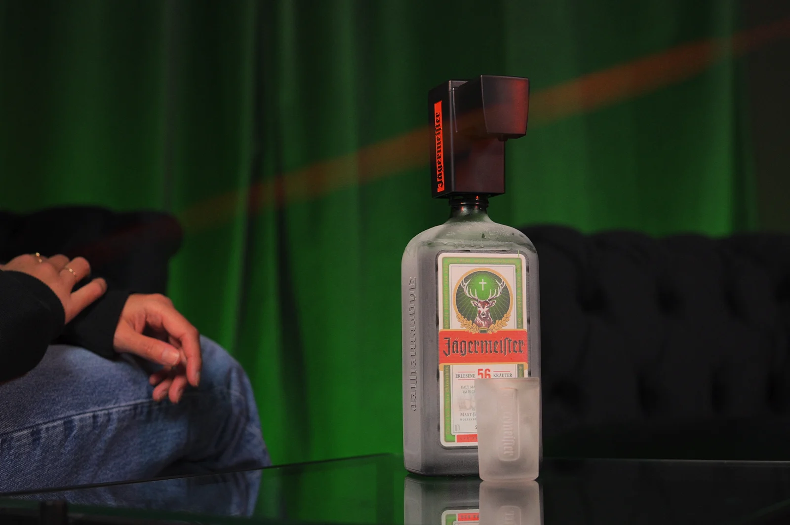 Jägermeister Pumpe STEP 7 Auf Flasche schrauben & Shotglas drunterstellen