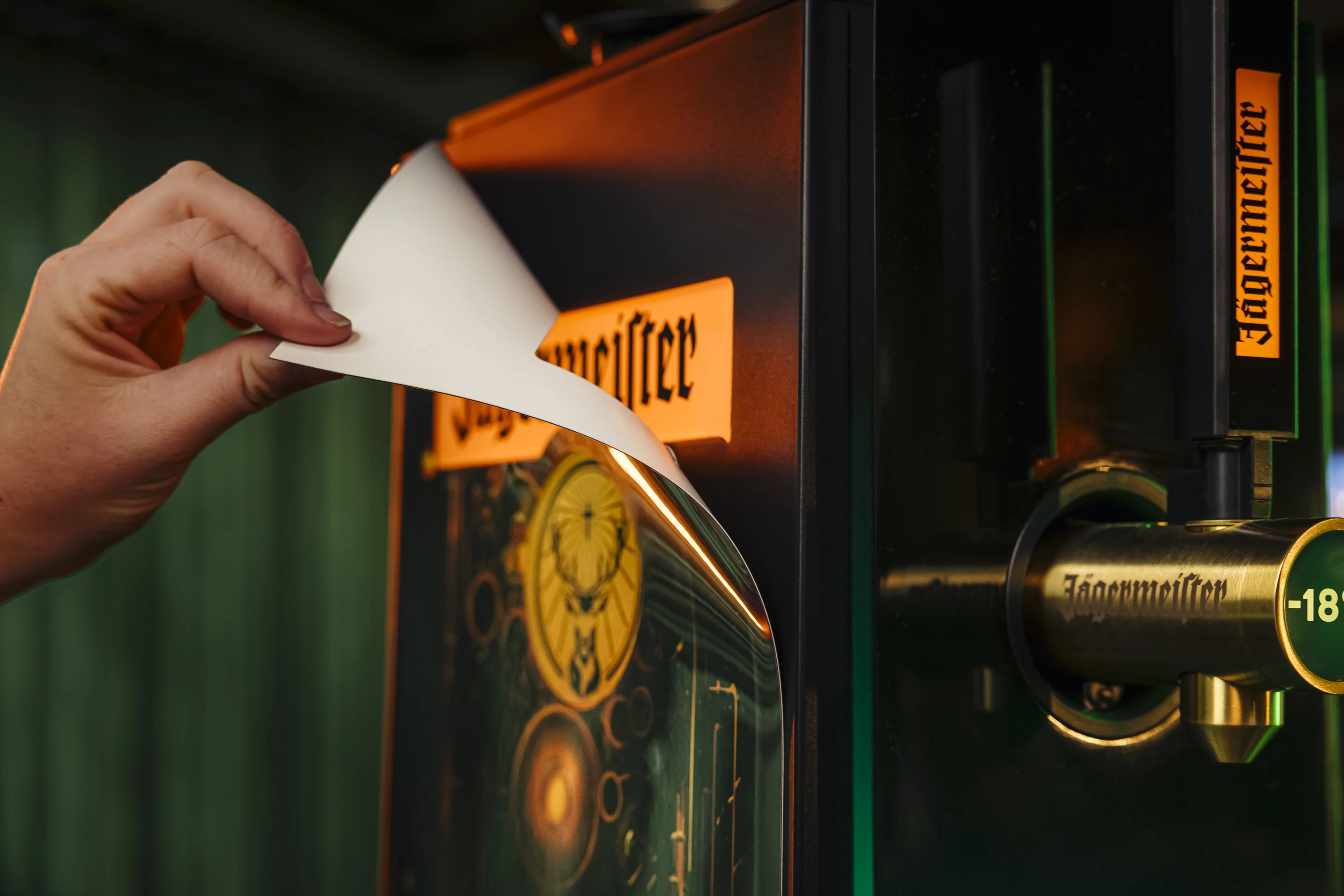 Jägermeister 1-Bottle-Tap Machine Folie abziehen