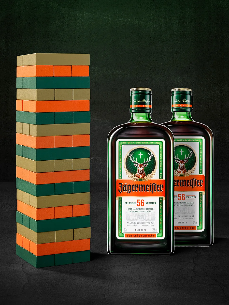 2 x 0,7 Jägermeister zusammen mit Jägermeister Meister Bricks-Spiel