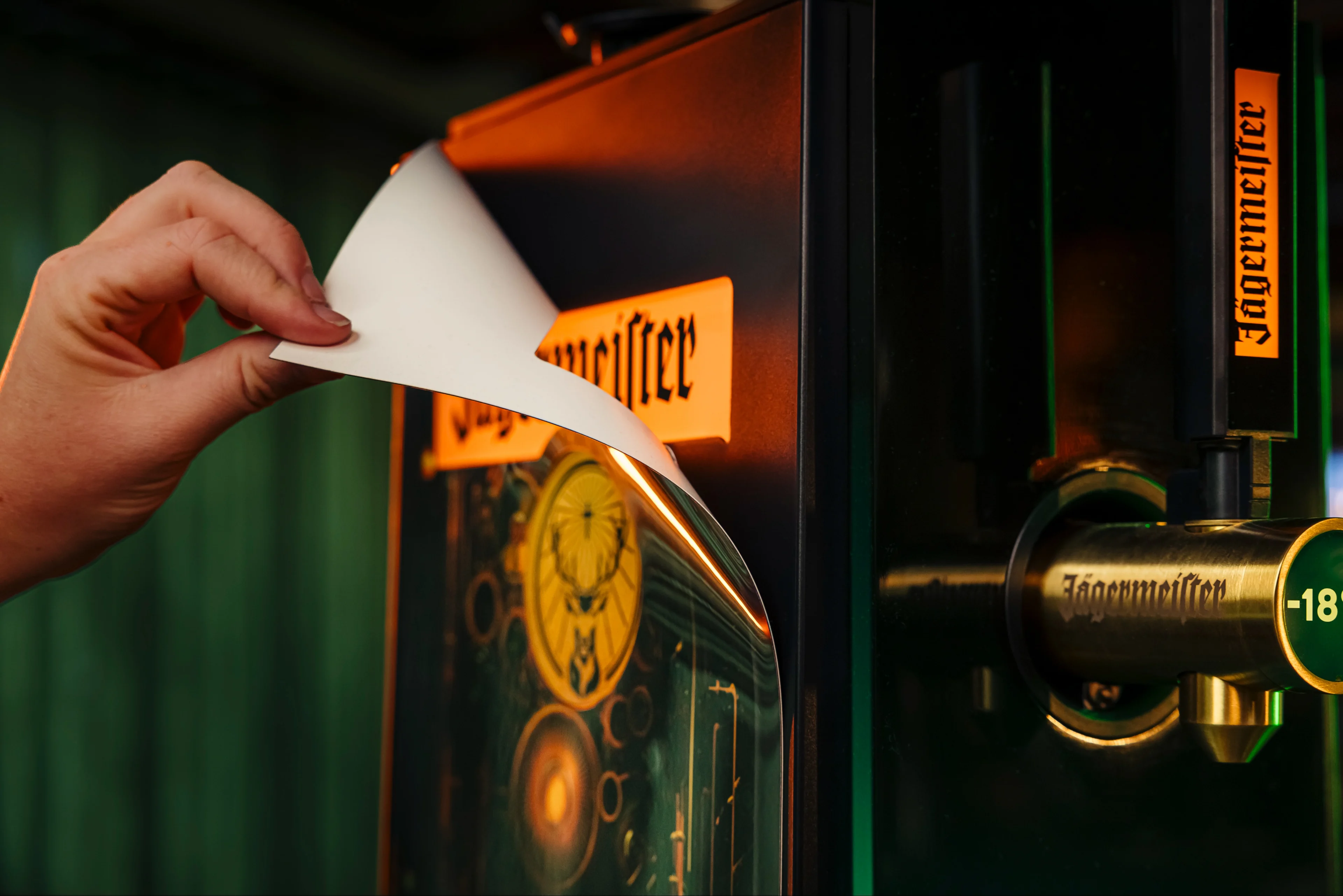 Jägermeister 1-Bottle-Tap Machine Folie abziehen