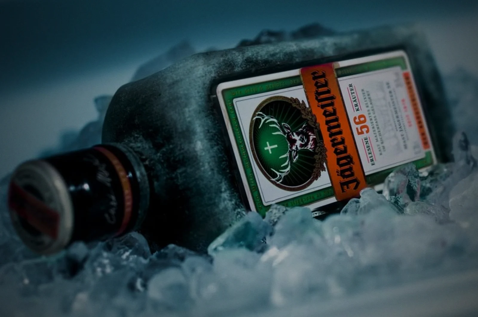 Jägermeister Pumpe Step 6 Flasche aus dem Eisfach holen