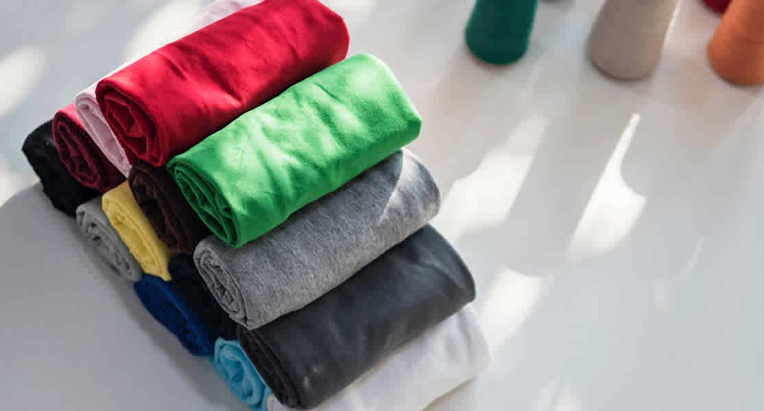 Como quitar y prevenir manchas de sudor amarillas de la ropa Telas coloridas y blancas