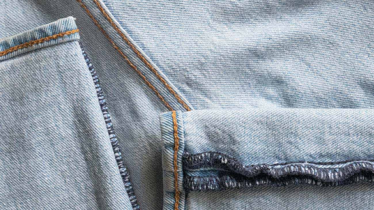 Detalle de un jean puesto al revés con sus costuras visibles.