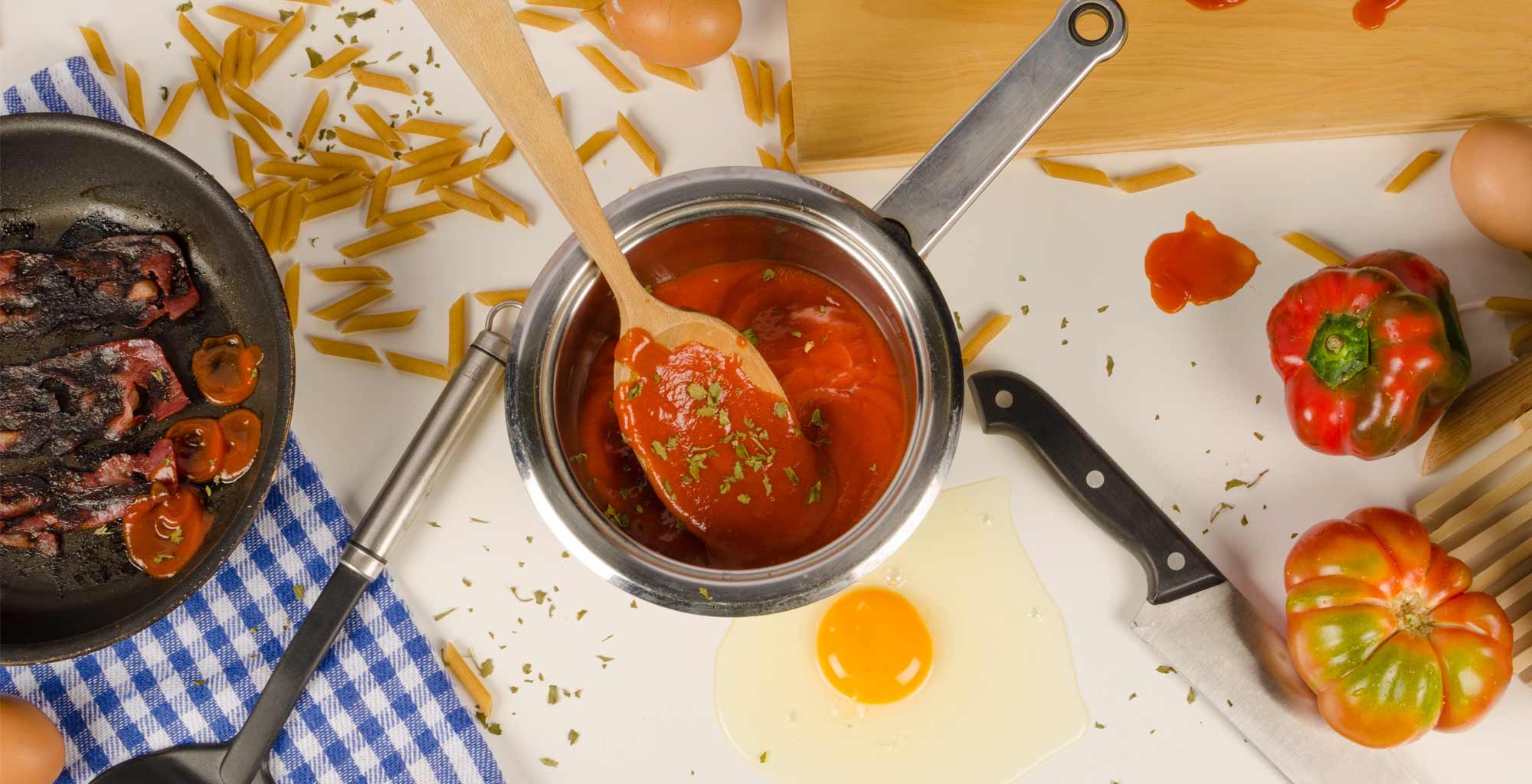 Una mesada de cocina desordenada y manchada.