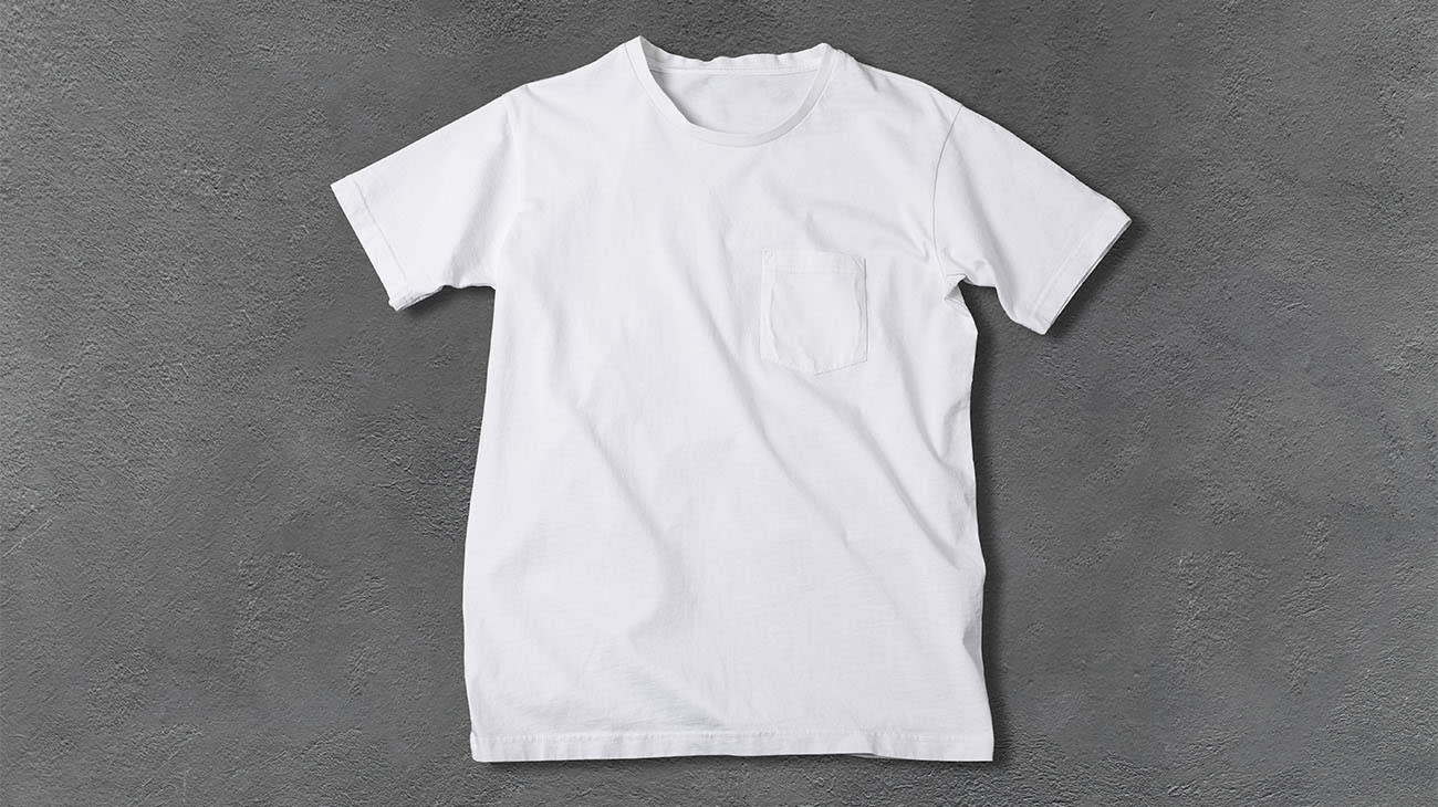 Una playera blanca estirada sobre un fondo gris.