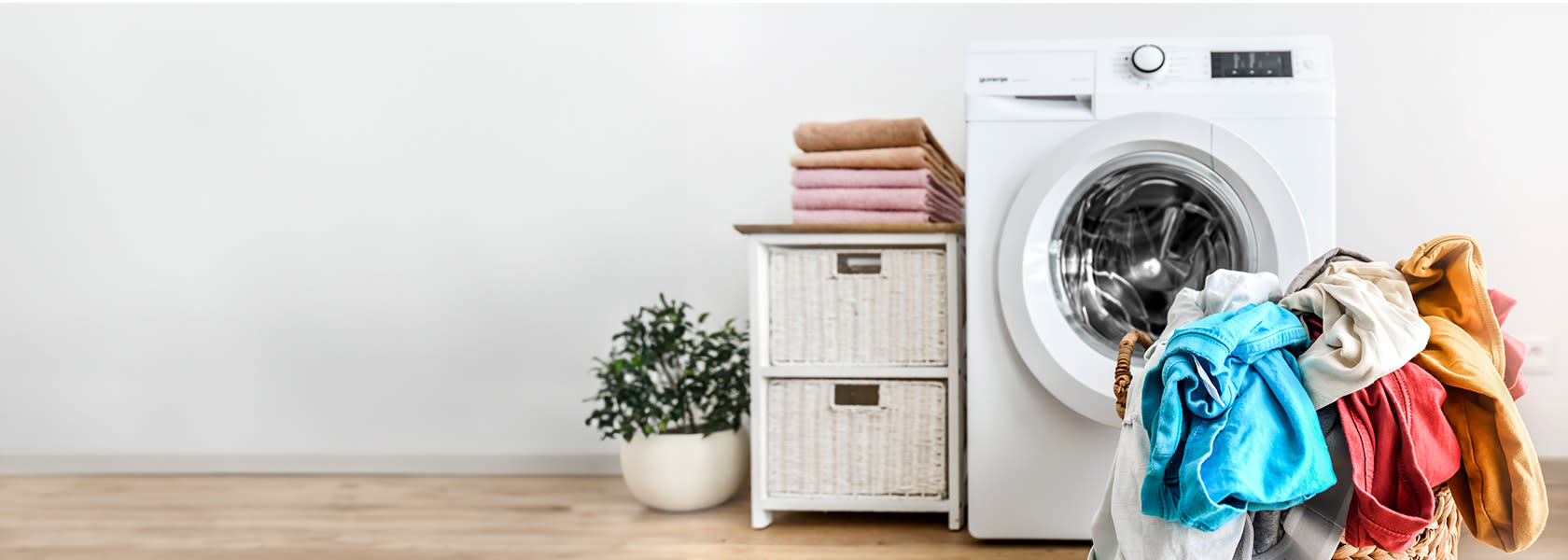 Cestos de distintos colores que dividen la ropa sucia.