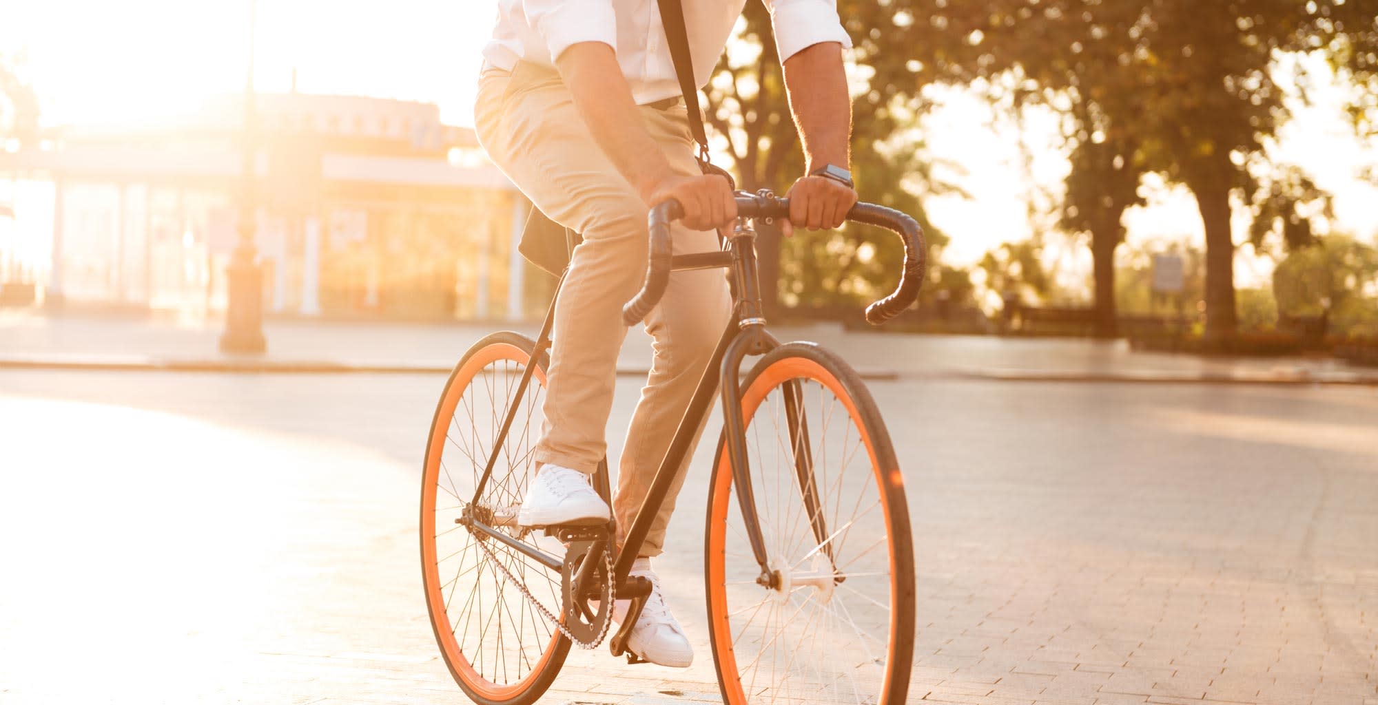 Un hombre andando en bicicleta.
