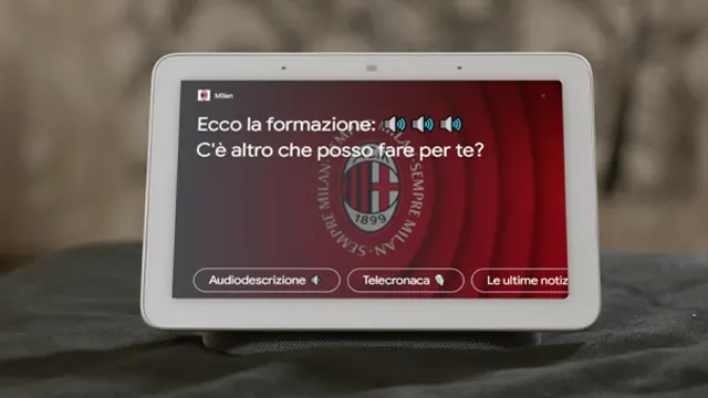 A smart display shows an AC Milan screen with Italian text asking if it can help further. Three options are visible: Audiodescrizione, Telecronaca, and Le ultime notizie. AC Milans logo is in the background.