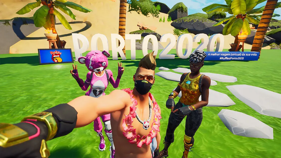 Three Fortnite characters pose for a selfie in front of large PORTO2020 letters, with palm trees and a tropical setting in the background. A sign with a message in Portuguese is visible to the right.