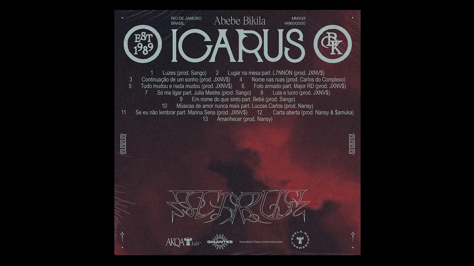 Album cover for Icarus by Abebe Bikila, with a dark red and black cloudy background. The tracklist in Portuguese is centered, along with logos, producer credits, and stylized fonts.