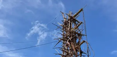 houten-toren-op-groene-heuvel &middot; fiji-samoa-en-vanuatu