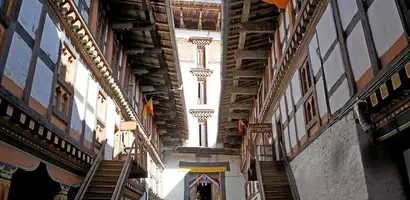 traditioneel-klooster-met-gouden-daken-en-houten-architectuur &middot; bhutan-himalaya-trek