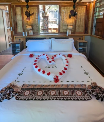 Mooi opgemaakt bed in Kuata Barefoot Resort