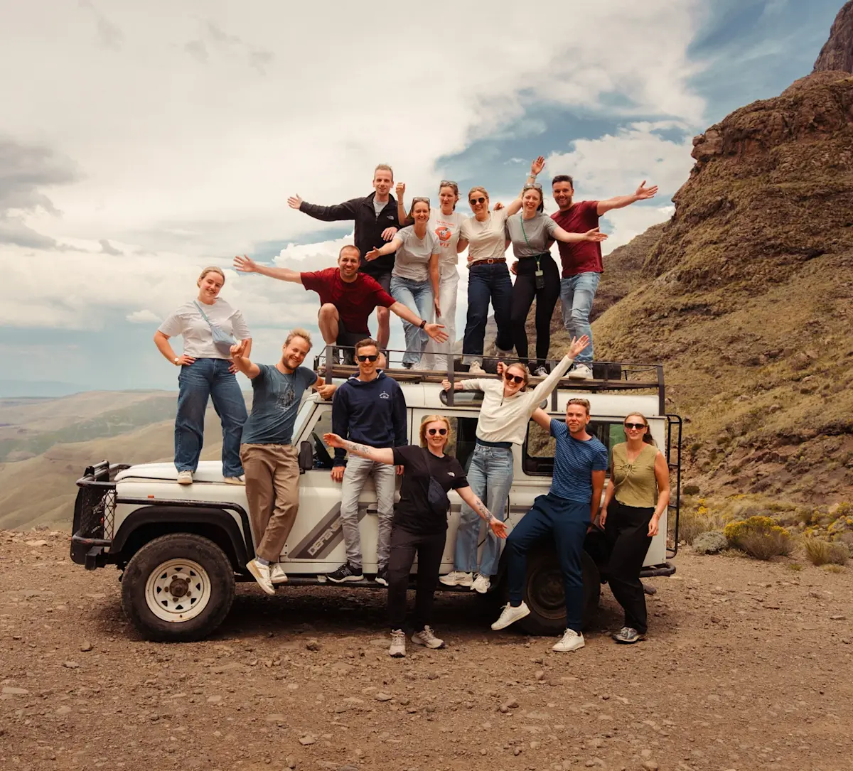 groep-reizigers-poseert-bij-terreinwagen &middot; explore-south-africa