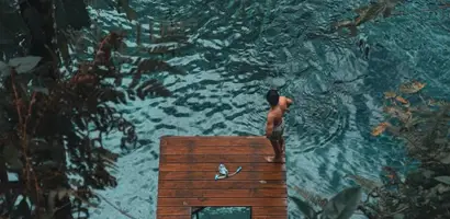 houten-platform-in-turquoise-water-met-zwemmers &middot; fiji-samoa-en-vanuatu