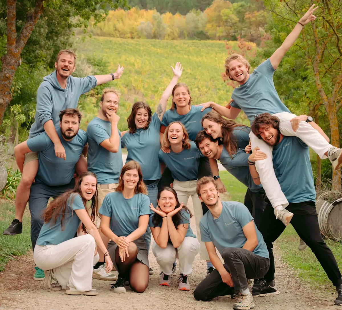 team-in-grijsblauwe-shirts-in-wijngaard