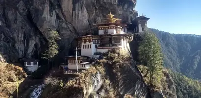 klooster-tegen-steile-rotswand-in-bergen &middot; bhutan-himalaya-trek