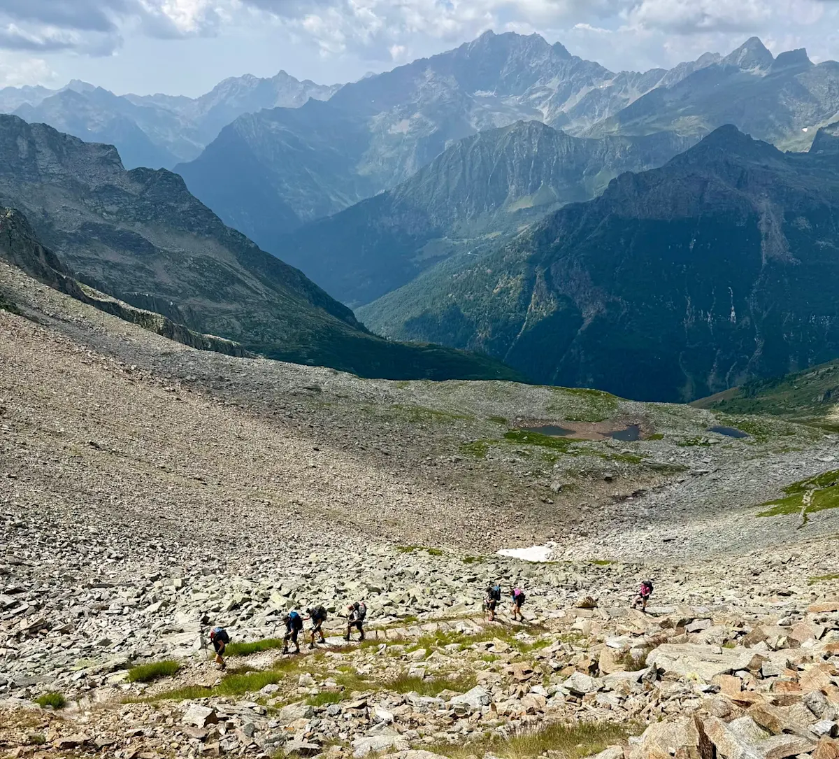 wandelaars-in-rotsig-alpien-berglandschap &middot; monte-rosa-trail