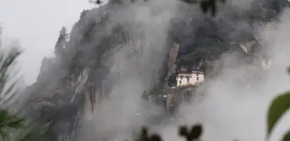 tempel-op-steile-bergwand-in-mist