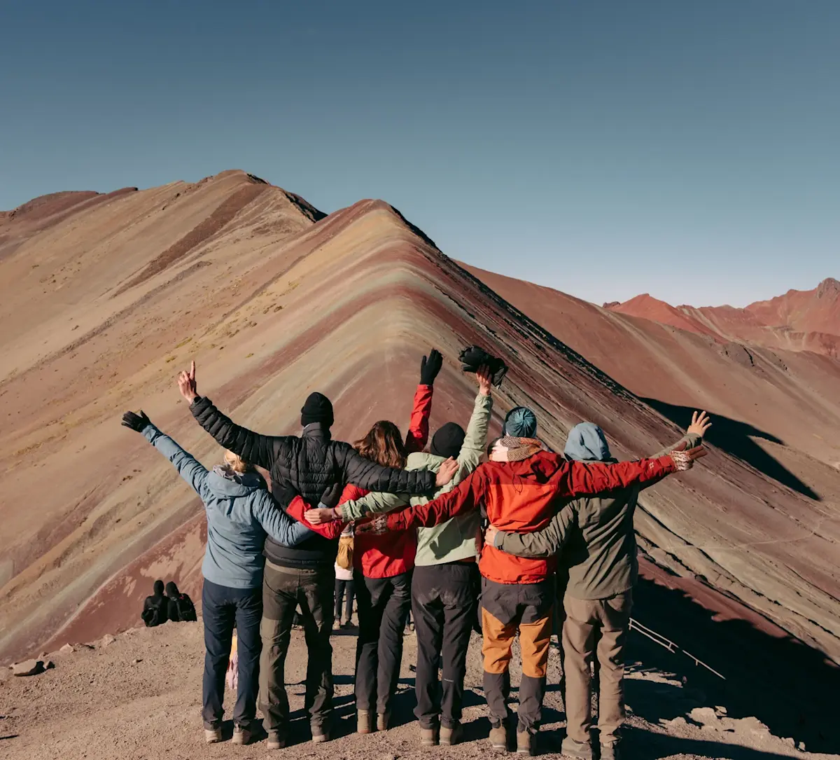 trekkers-juichen-op-gekleurde-berghellingen &middot; peru-full-experience