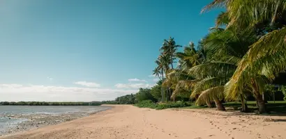 tropisch-strand-met-palmbomen-en-turquoise-water &middot; fiji-samoa-en-vanuatu