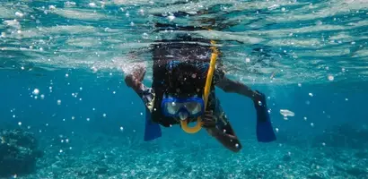snorkelaar-in-turquoise-water-boven-zand &middot; fiji-samoa-en-vanuatu