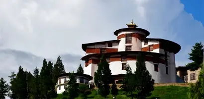 wit-en-oranje-fort-op-groene-heuvel &middot; bhutan-himalaya-trek