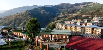 bergdorp-met-kleurrijke-huizen-en-rivier &middot; bhutan-himalaya-trek