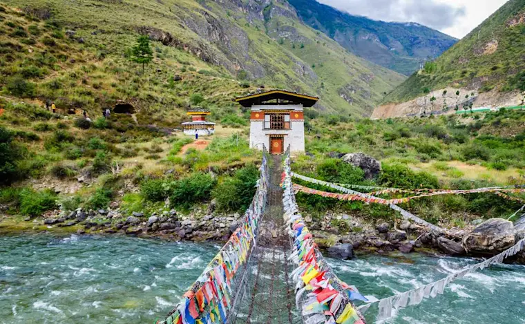 De beroemde Tamchog Lhakhang-hangbrug in Bhutan