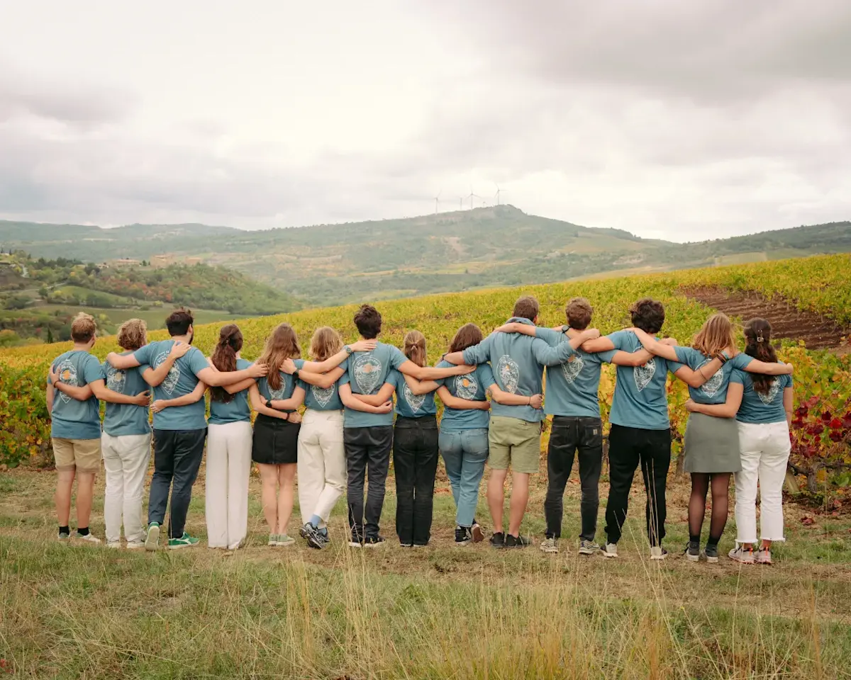 Team Mundero kijkt uit op berglandschap