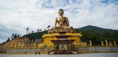 gouden-boeddhabeeld-op-geel-platform &middot; bhutan-himalaya-trek