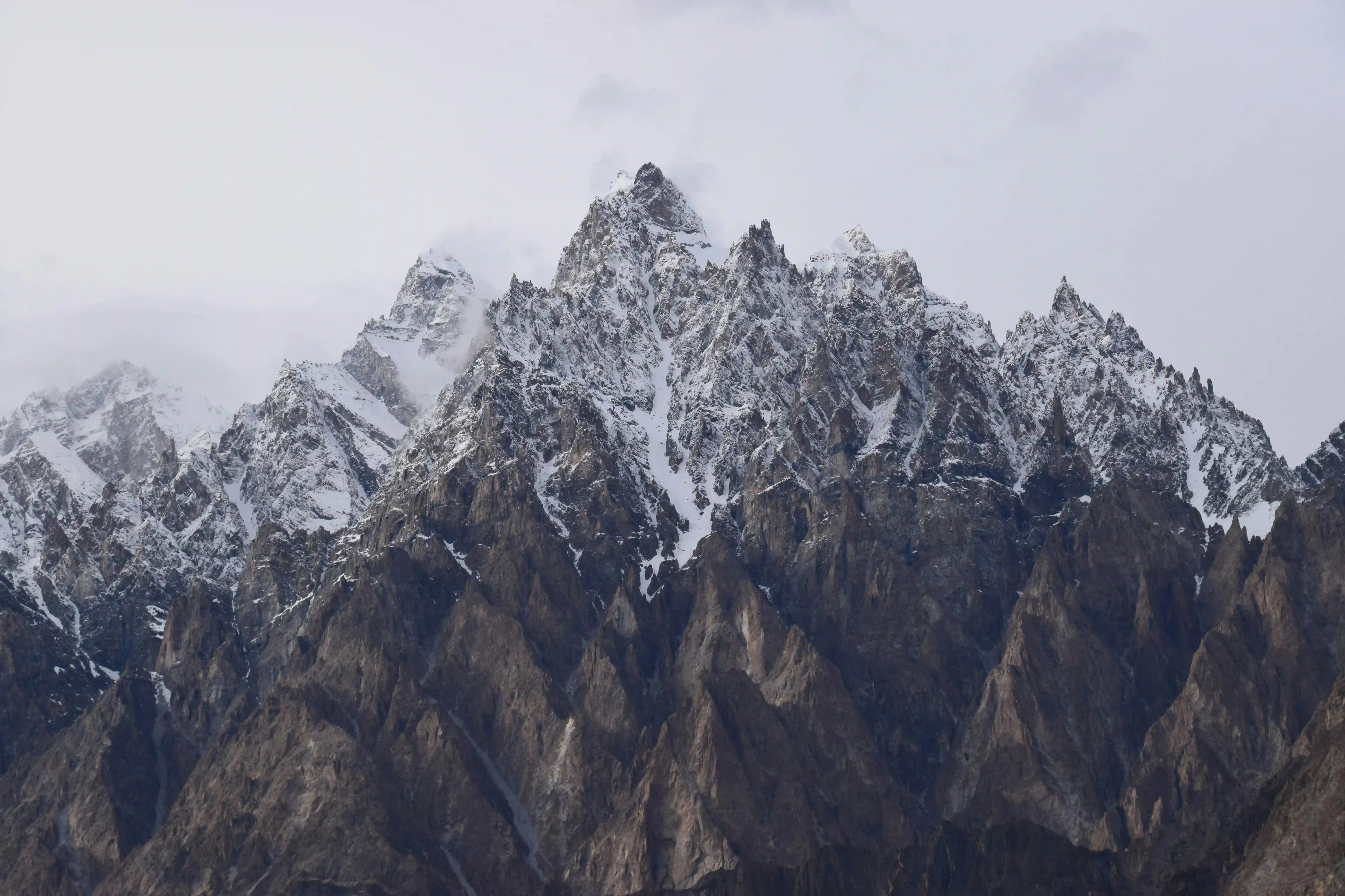 De iconische Passu Cones, ook wel bekend als de Passu Cathedral of Tupopdan in de Karakoram bergketen.