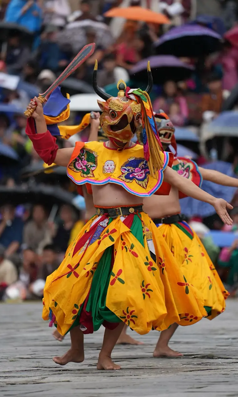 Een traditionele masker-danser tijdens een Bhutanese Tshechu (religieus festival)