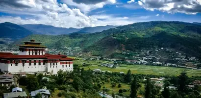 rood-gouden-fort-in-bergdal &middot; bhutan-himalaya-trek