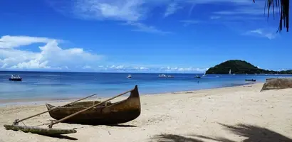tropisch-strand-met-traditionele-houten-boot &middot; madagascar