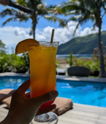 Cocktail bij Kuata Barefoot Resort.