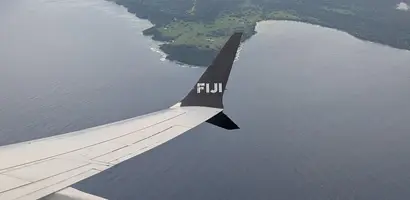luchtfoto-eiland-met-tropisch-groen-en-turquoise-zee &middot; fiji-samoa-en-vanuatu