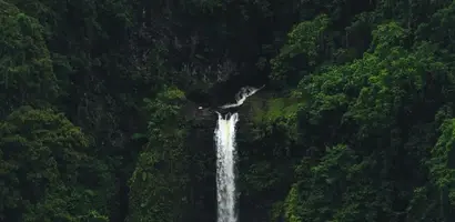 machtige-waterval-in-groene-jungle &middot; fiji-samoa-en-vanuatu