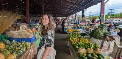 kleurrijke-markt-onder-het-dak-met-groenten &middot; fiji-samoa-en-vanuatu