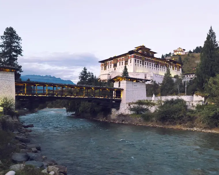Zicht op de imposante Rinpung Dzong (of Paro Dzong) bij schemering