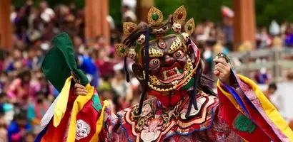 demonische-maskerdanser-in-kleurig-kostuum &middot; bhutan-himalaya-trek
